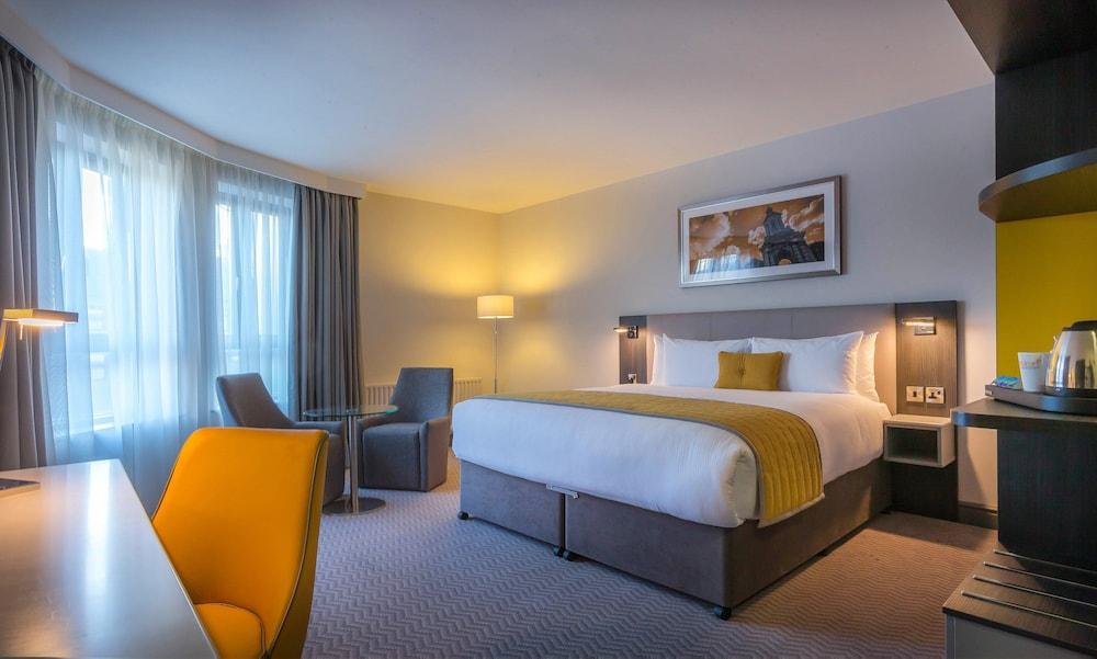 Maldron Hotel Талат Екстериор снимка
