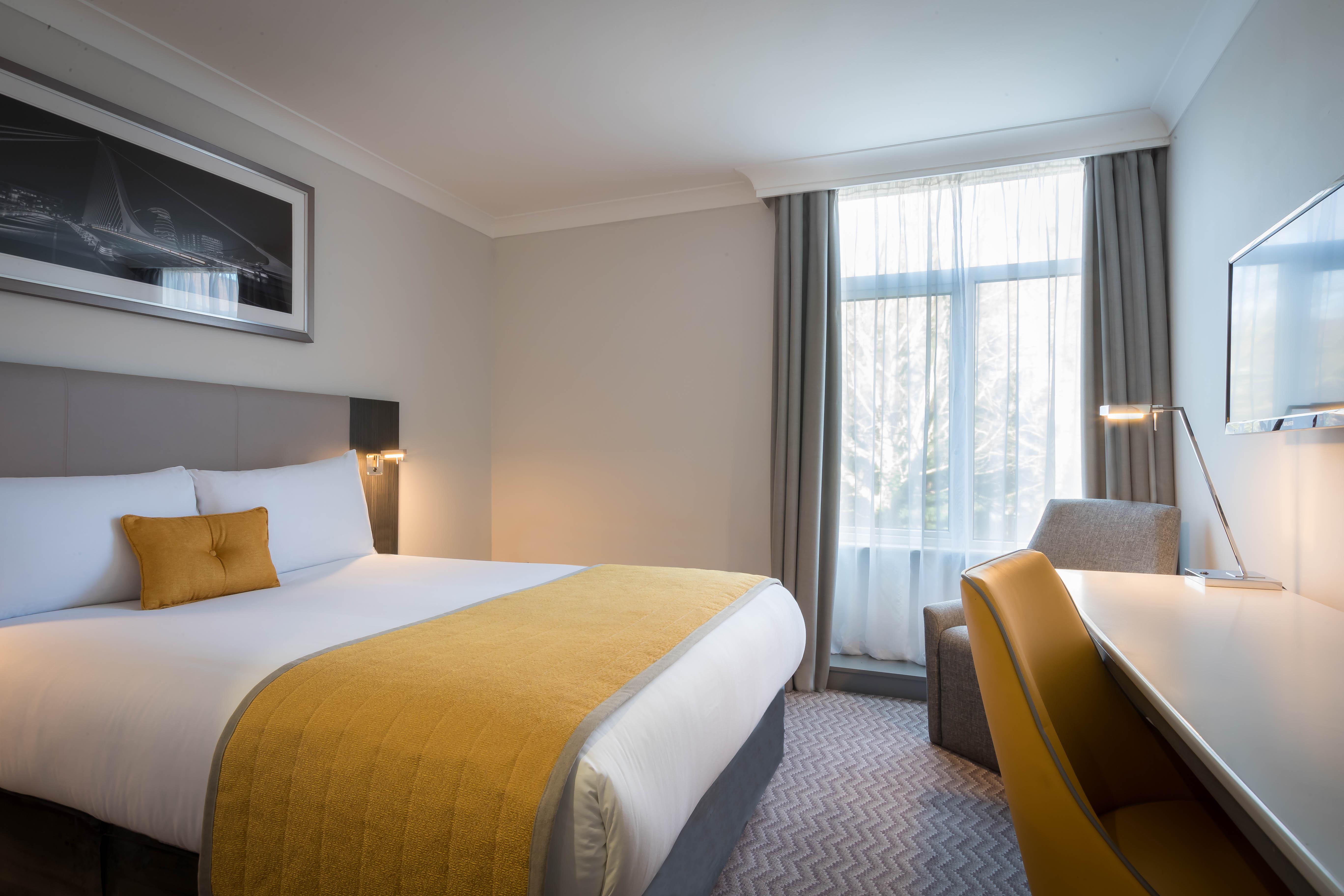 Maldron Hotel Талат Екстериор снимка