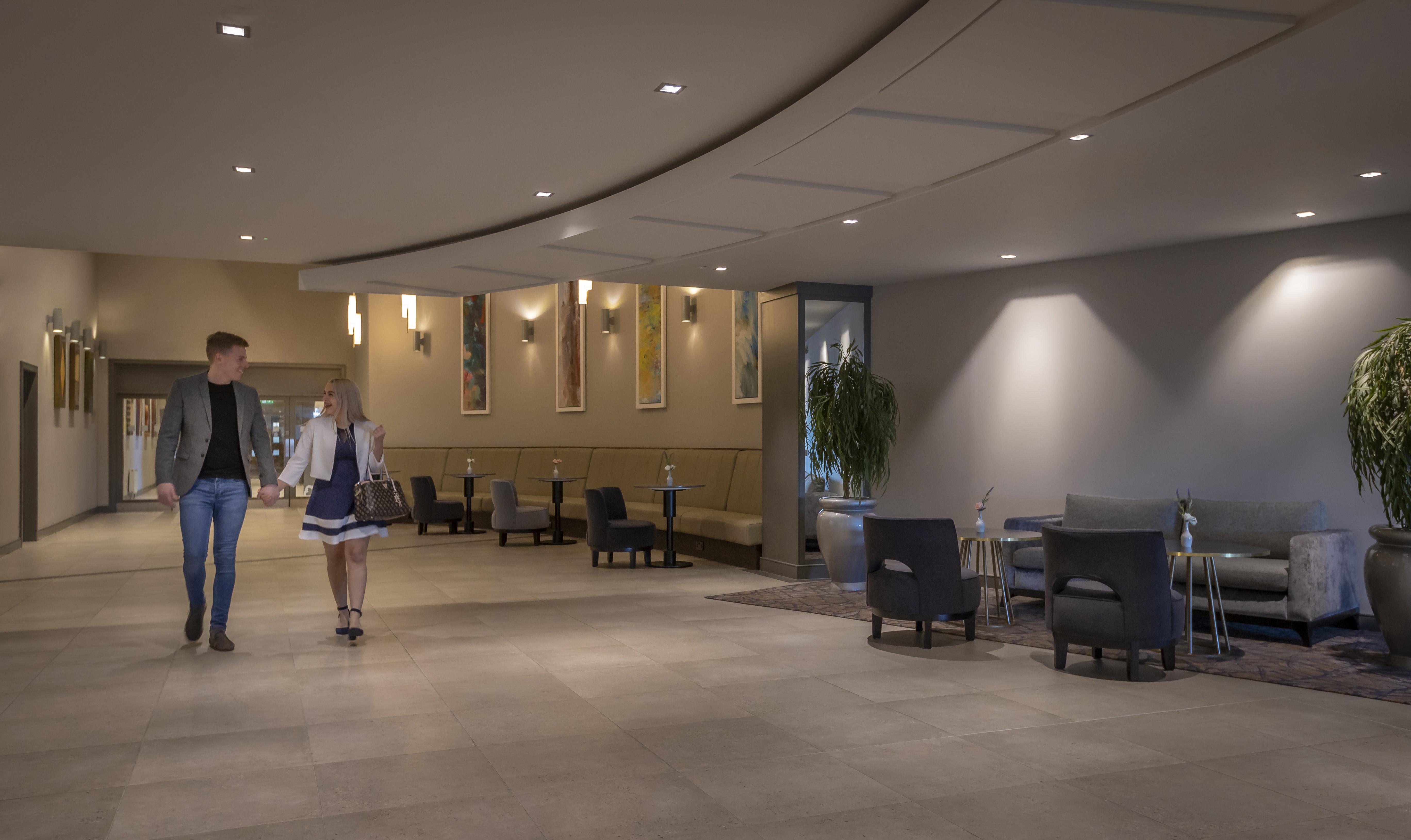 Maldron Hotel Талат Екстериор снимка