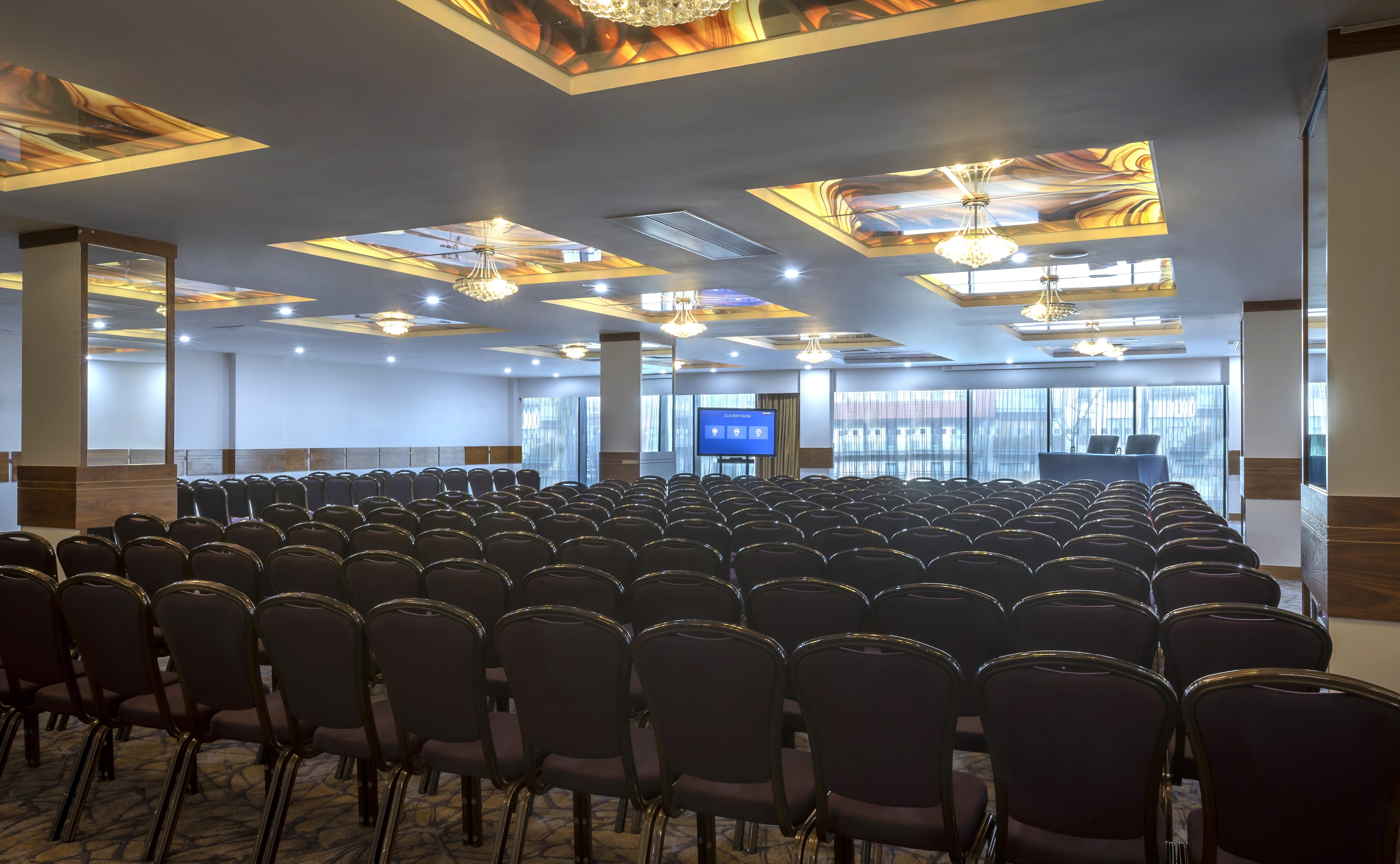 Maldron Hotel Талат Екстериор снимка