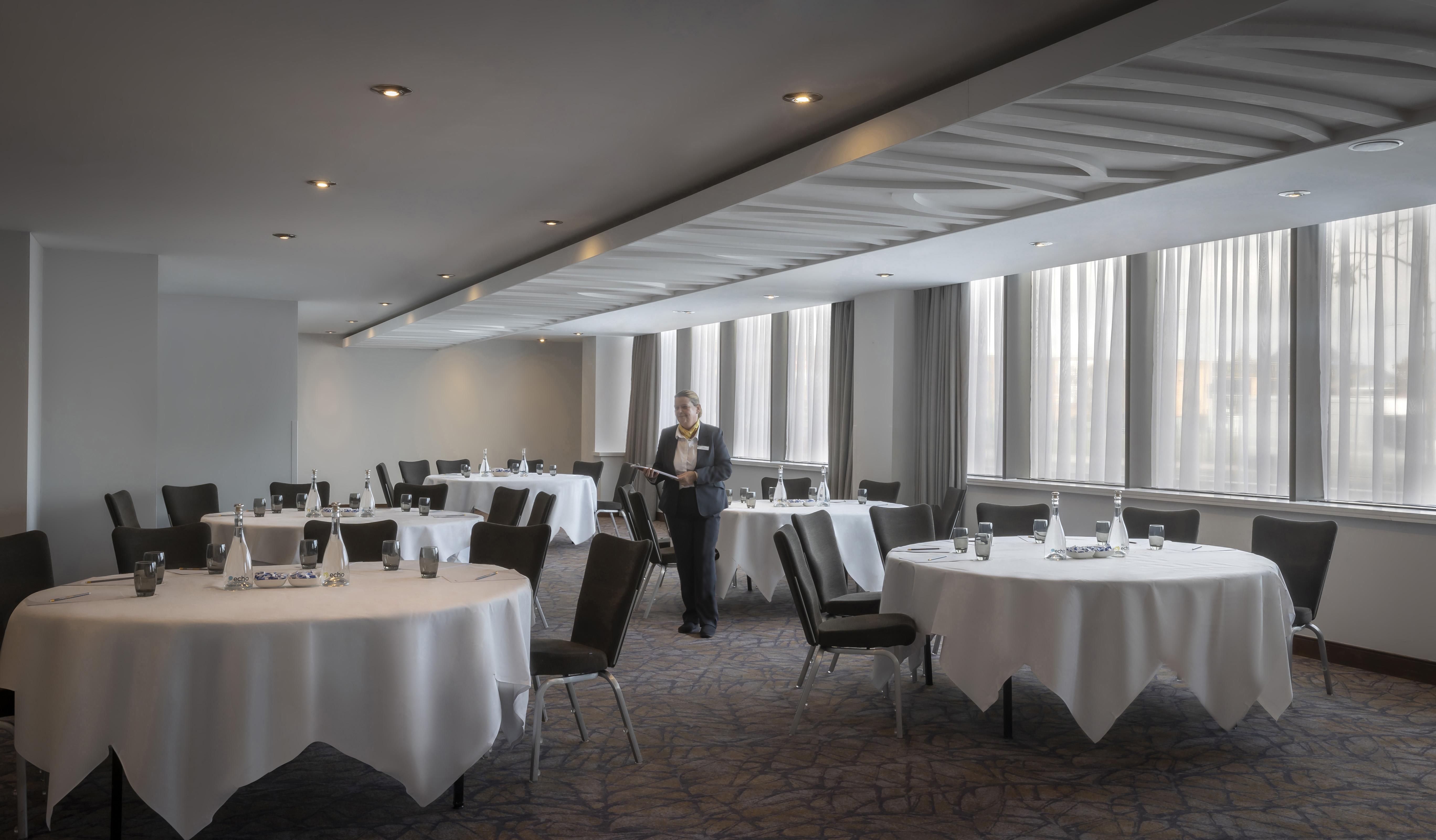 Maldron Hotel Талат Екстериор снимка