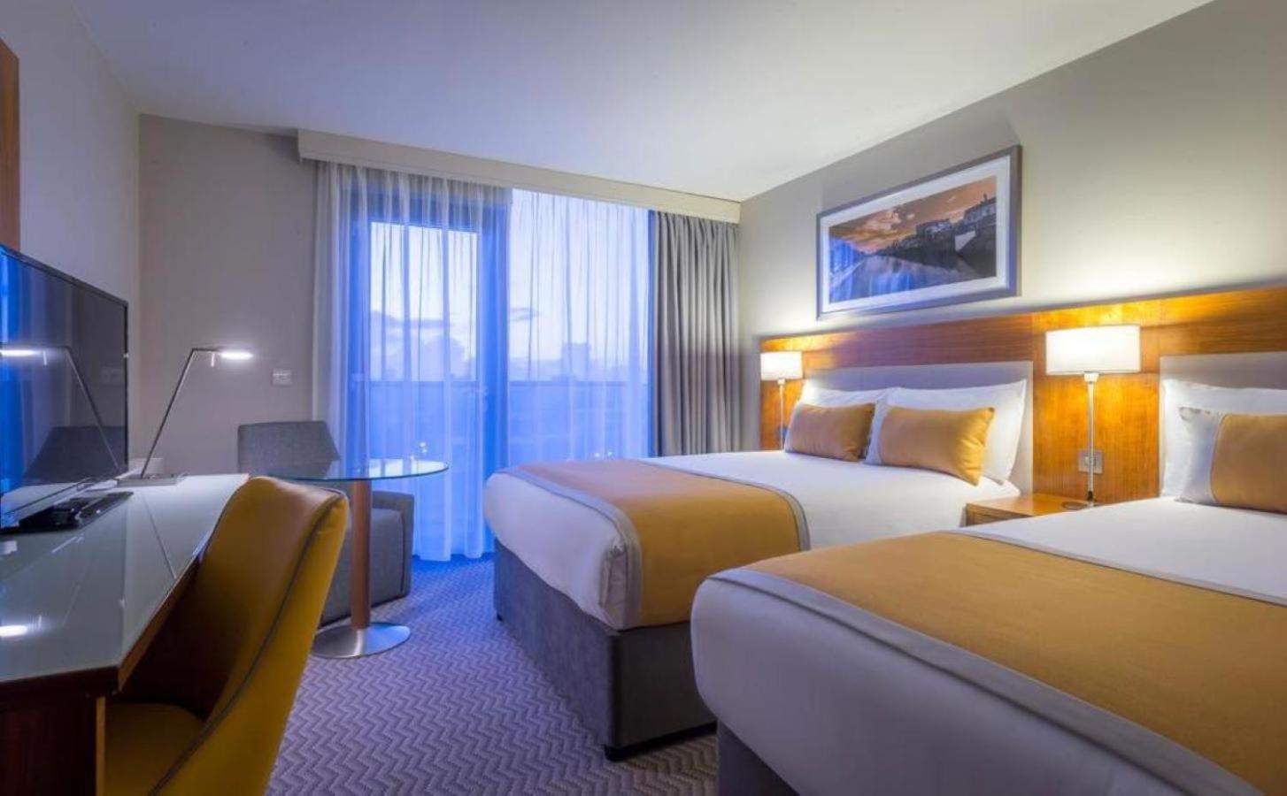 Maldron Hotel Талат Екстериор снимка