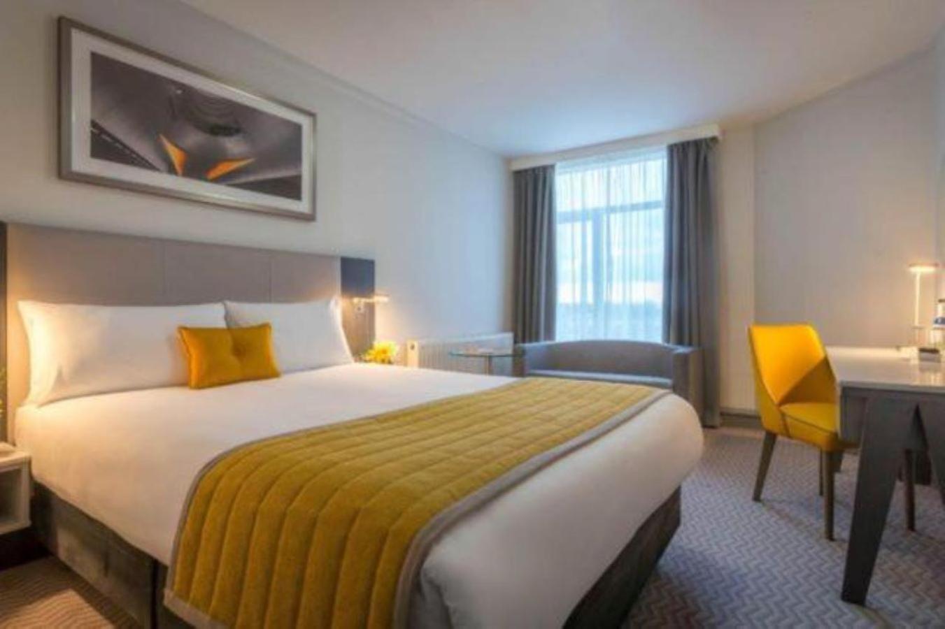 Maldron Hotel Талат Екстериор снимка