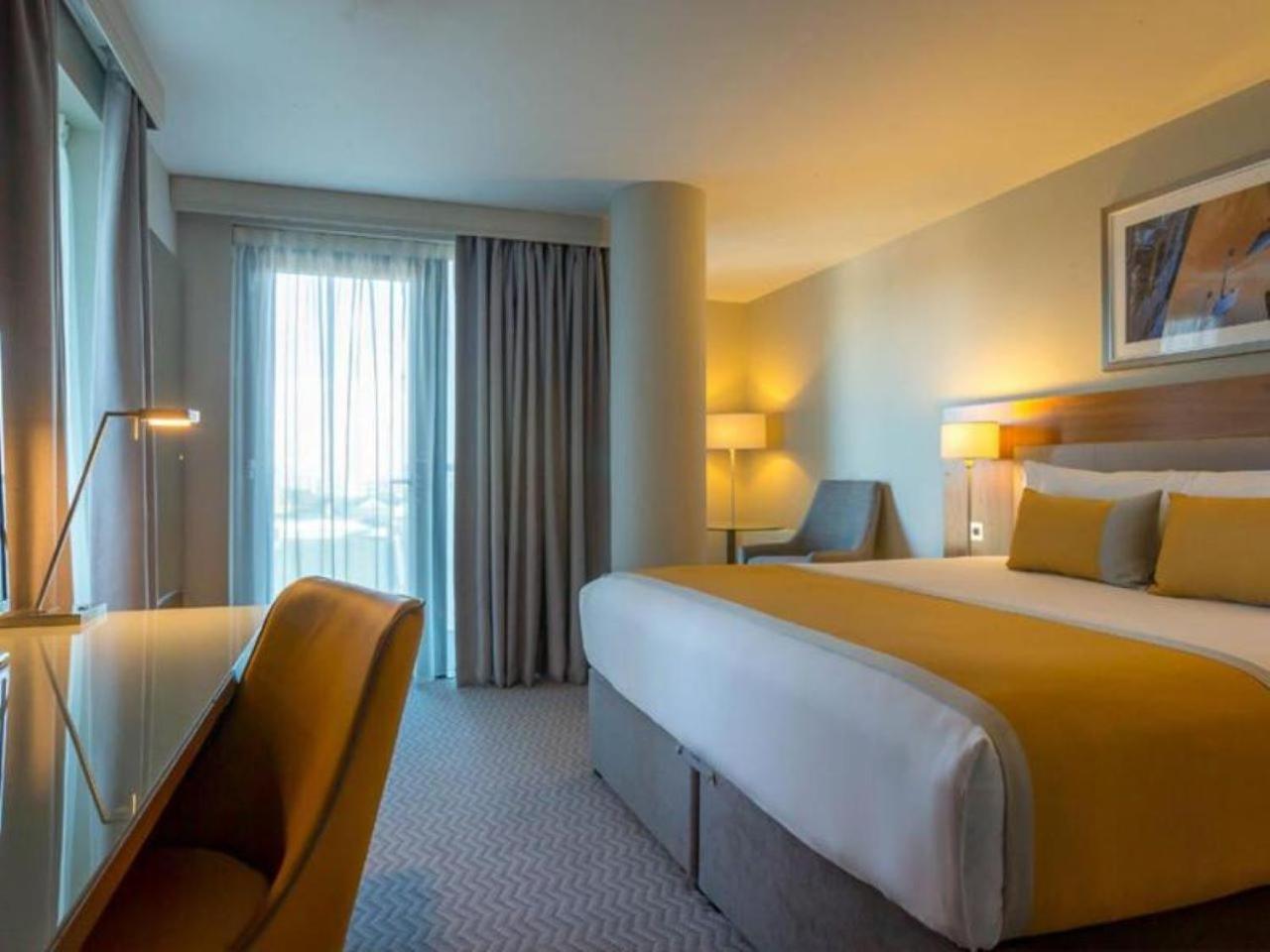 Maldron Hotel Талат Екстериор снимка