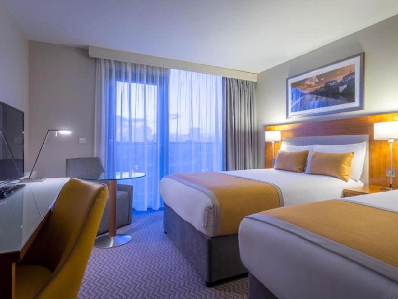 Maldron Hotel Талат Екстериор снимка