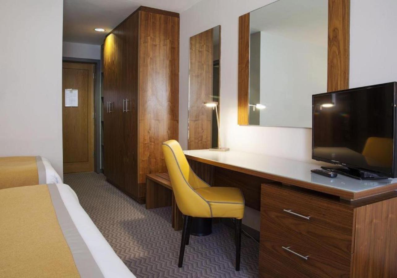Maldron Hotel Талат Екстериор снимка