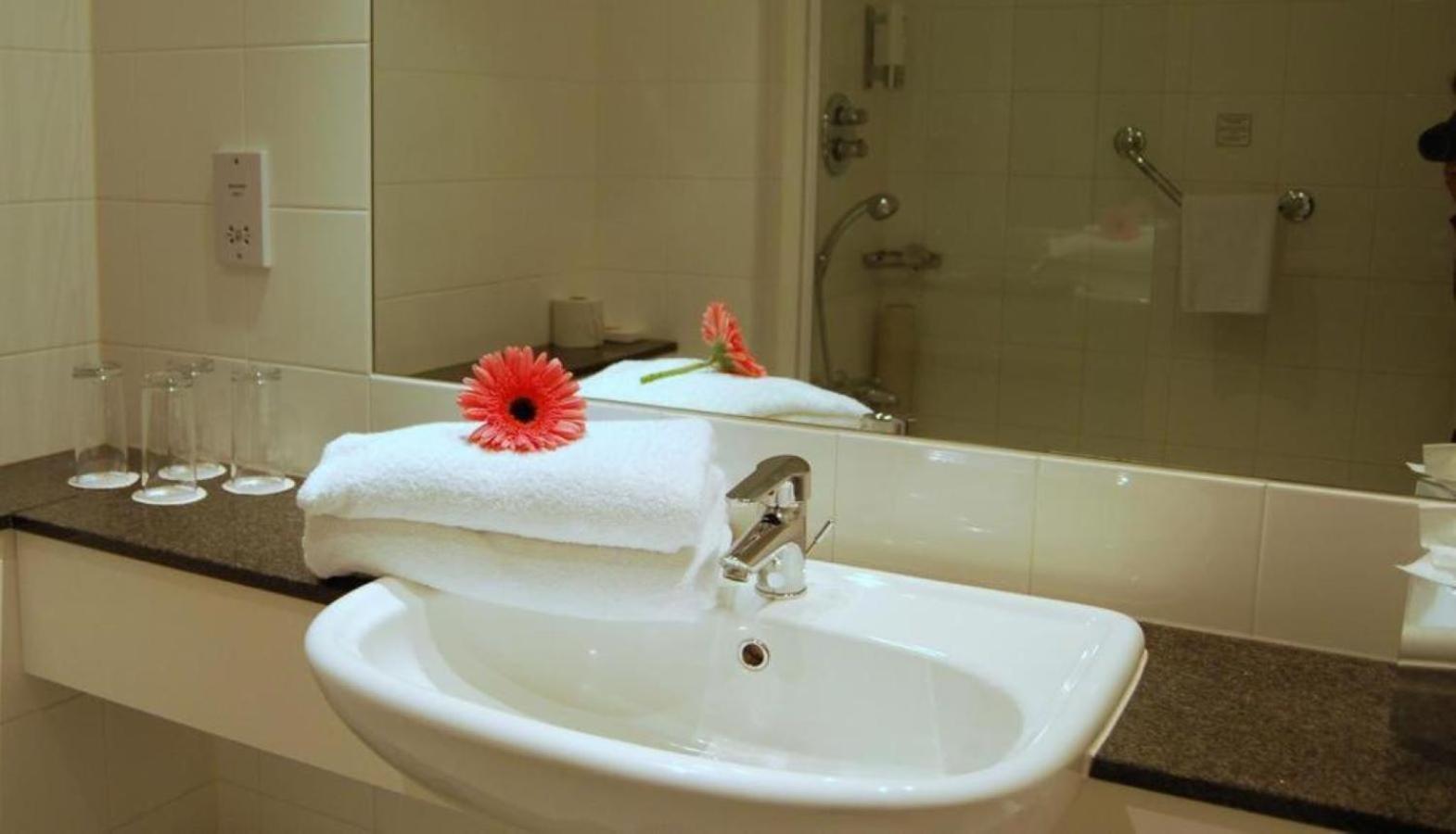 Maldron Hotel Талат Екстериор снимка