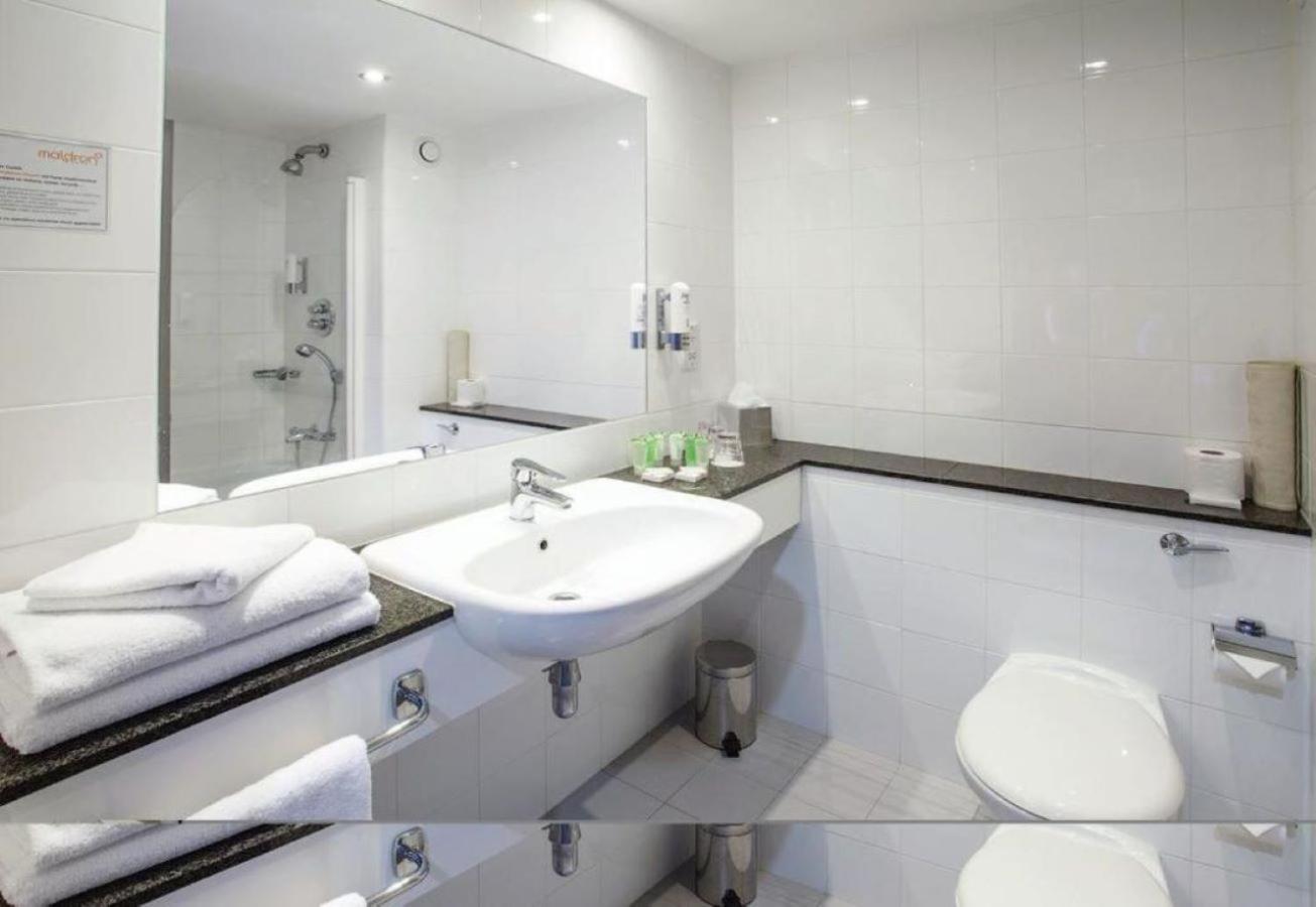 Maldron Hotel Талат Екстериор снимка