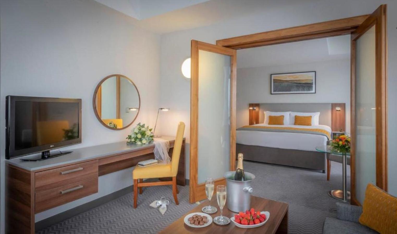 Maldron Hotel Талат Екстериор снимка