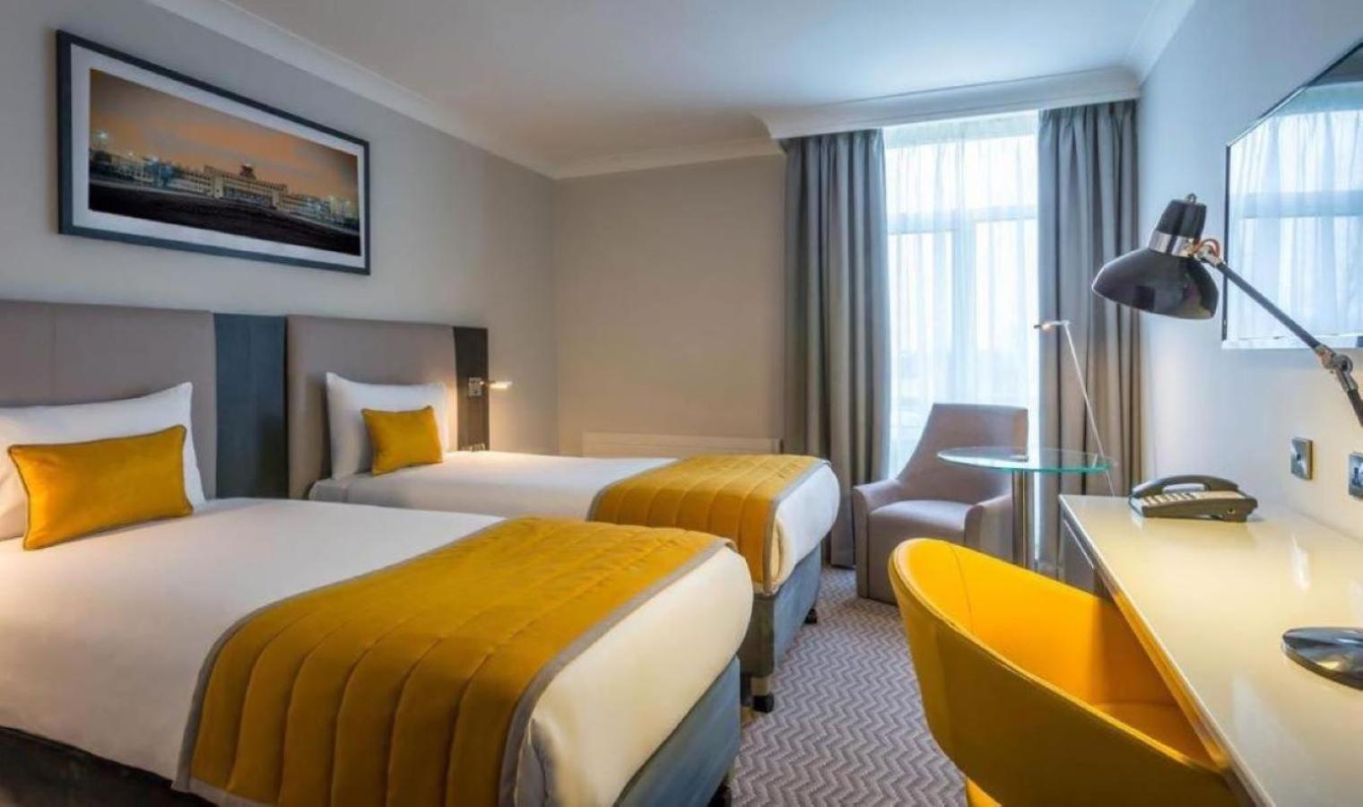 Maldron Hotel Талат Екстериор снимка