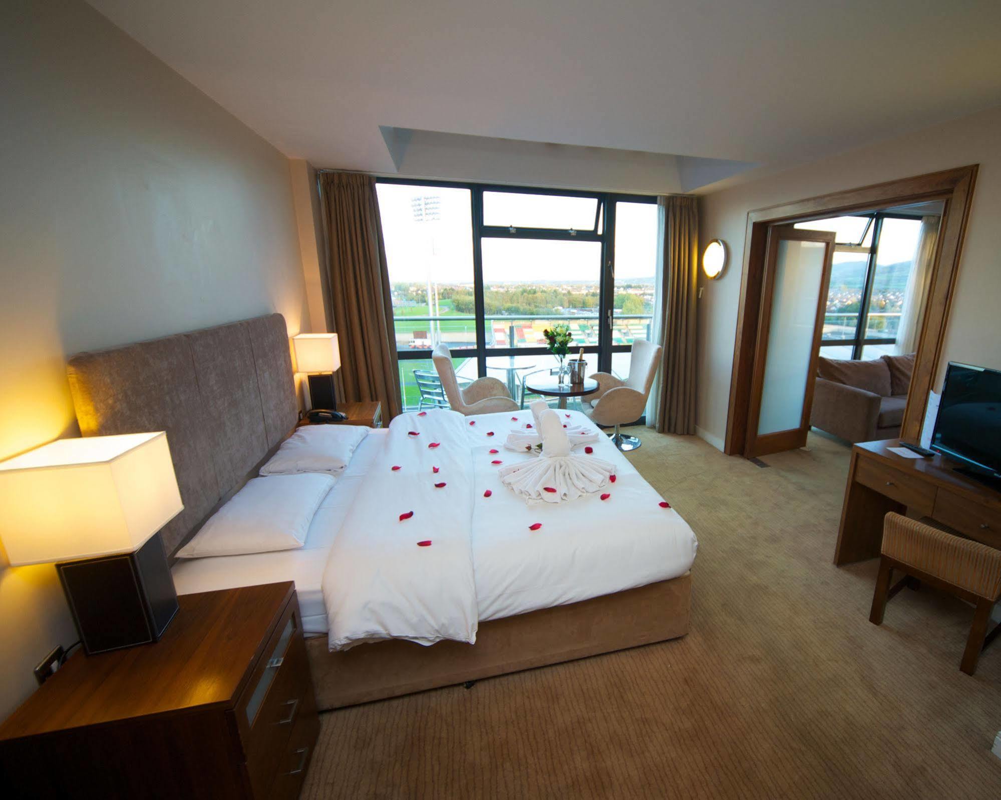 Maldron Hotel Талат Екстериор снимка