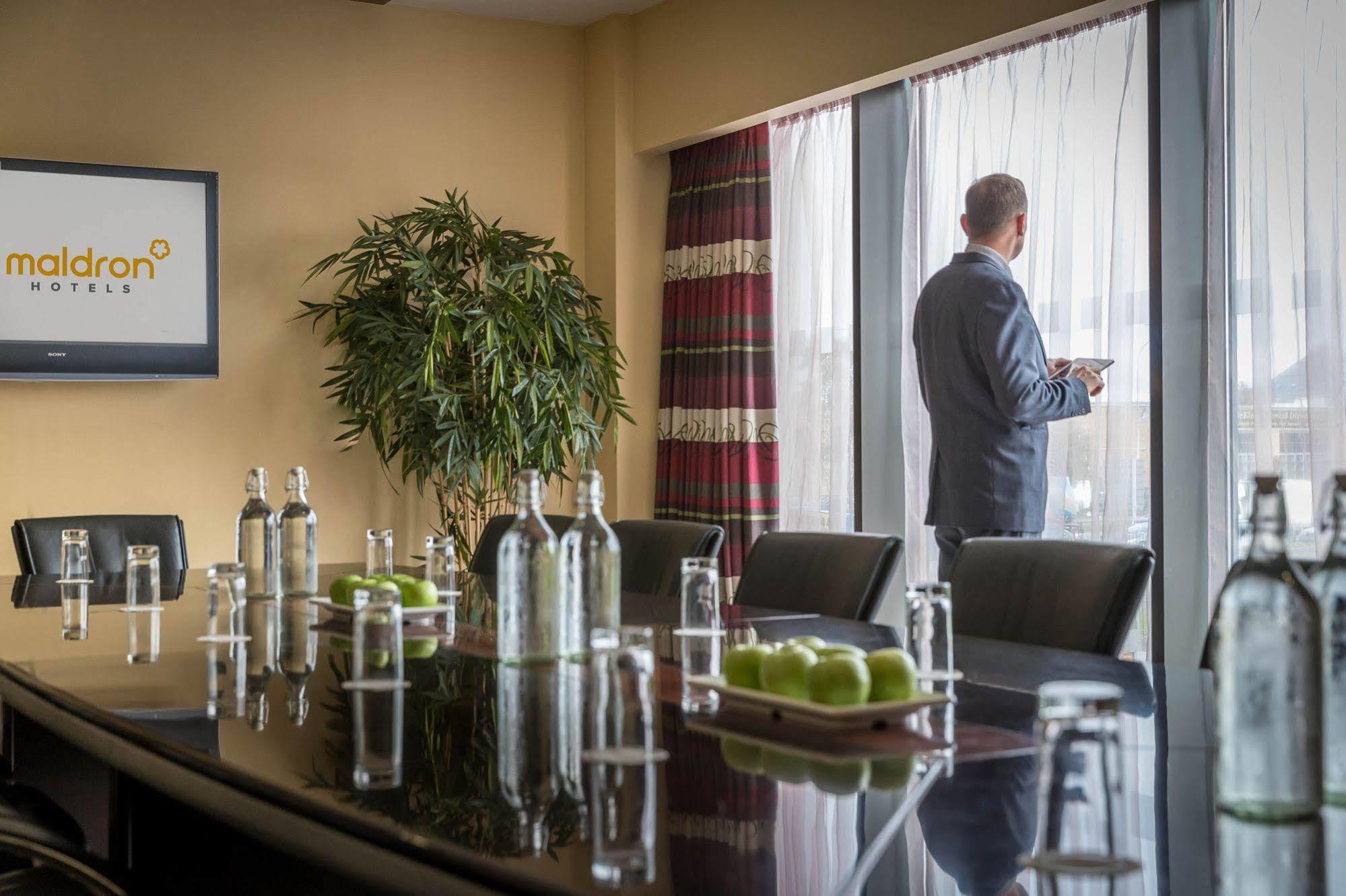 Maldron Hotel Талат Екстериор снимка