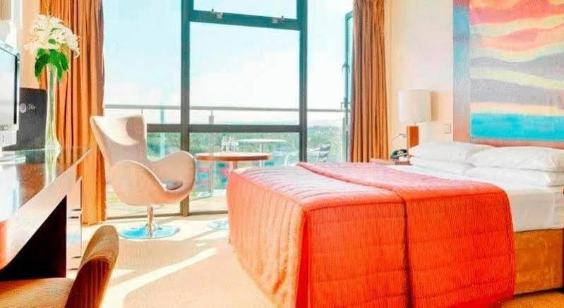 Maldron Hotel Талат Екстериор снимка
