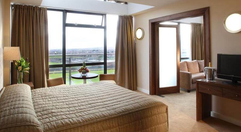 Maldron Hotel Талат Екстериор снимка