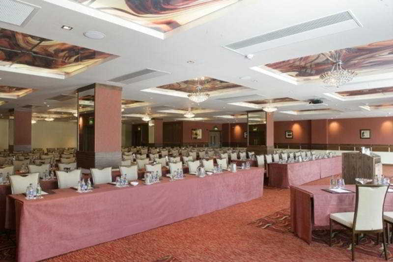 Maldron Hotel Талат Екстериор снимка